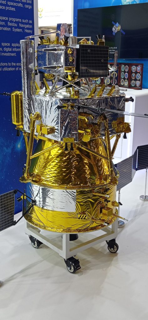 Chang'e 6 mockup. Credit: BugWarp, CC BY-SA 4.0 , via Wikimedia Commons